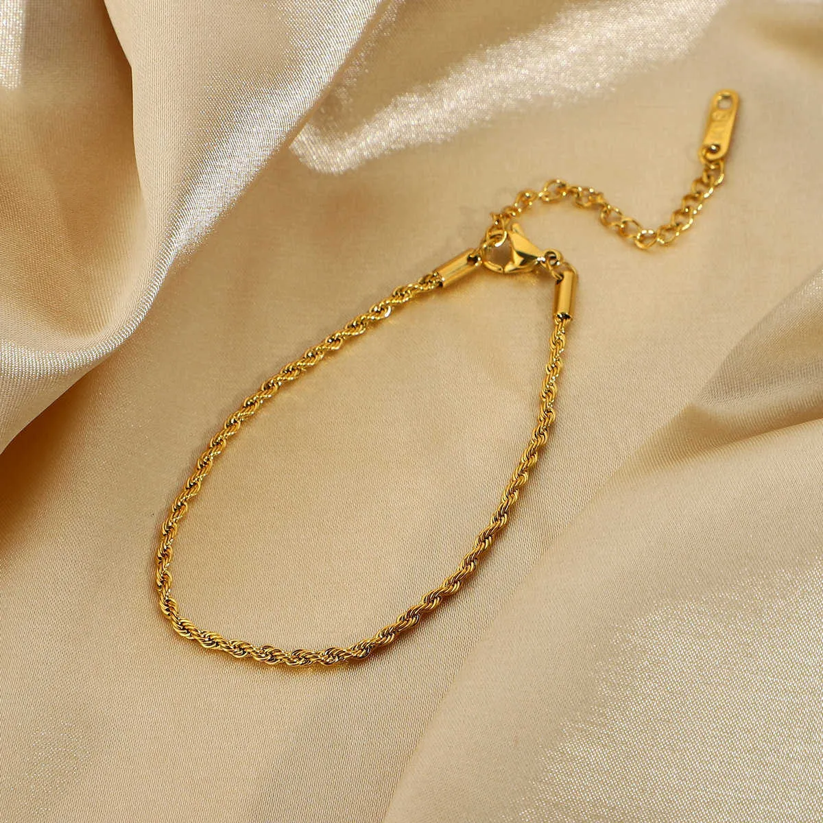 Bracciale minimalista con zirconi verdi a spina di pesce e catena Figaro intrecciata con ciondoli di smeraldo_voghion.com