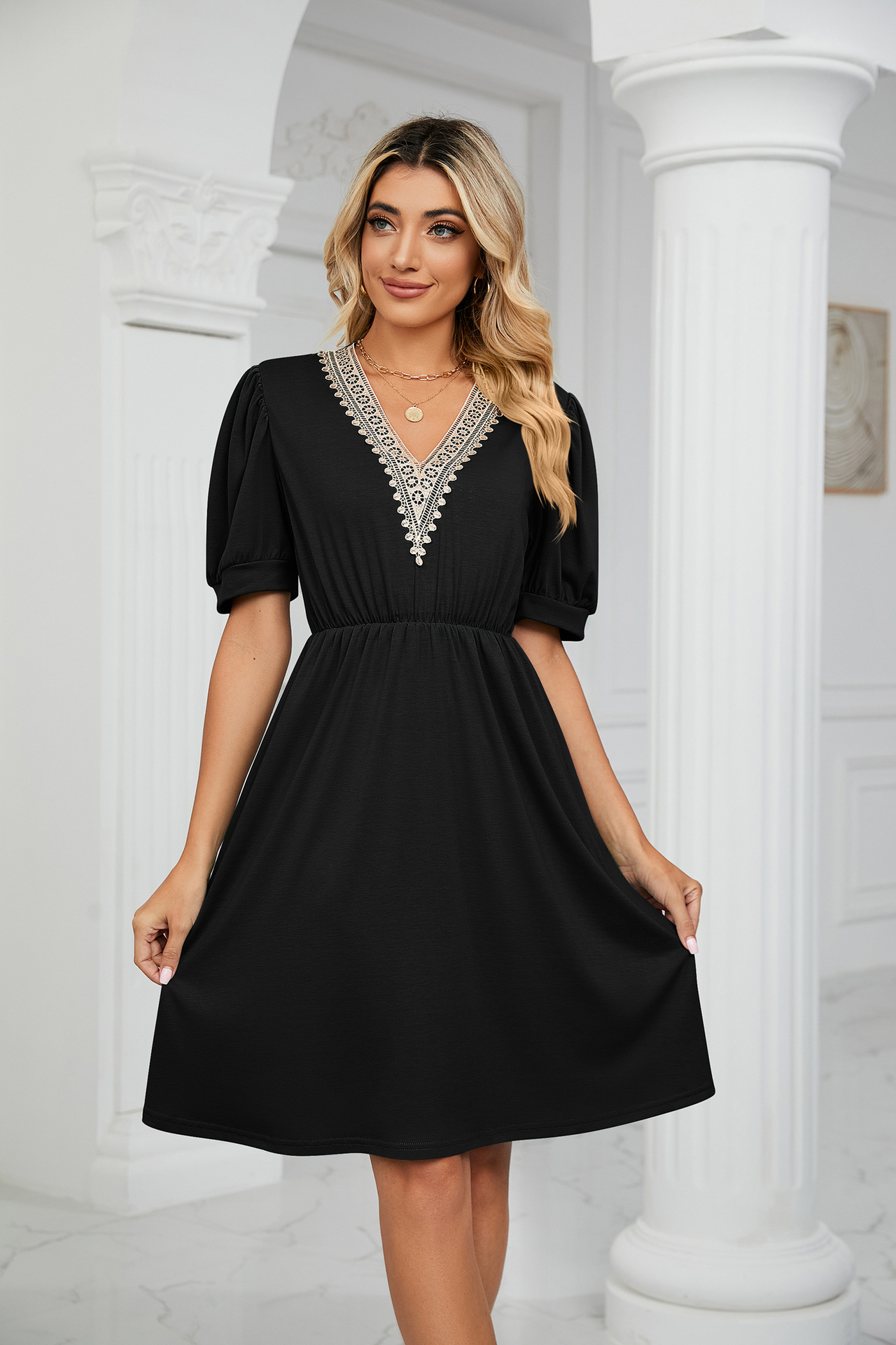 Damenkleid mit V-Ausschnitt und kurzen Ärmeln, mit festem Spitzenaufnäher_voghion.com
