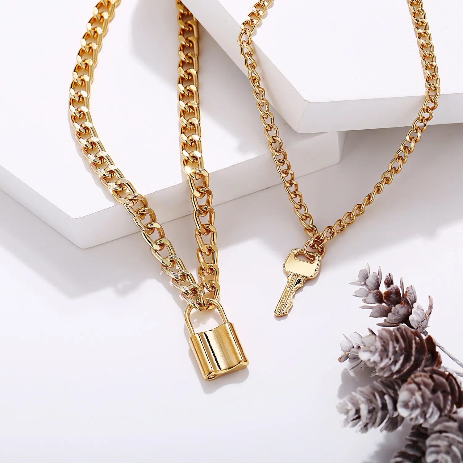 Collane con ciondolo 2023 Collana con lucchetto a chiave alla moda per donne Collane con lucchetto a catena a doppio strato color oro gotico_voghion.com