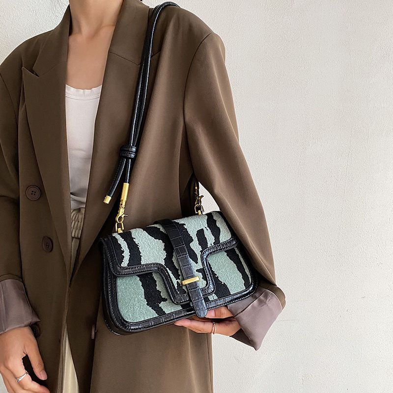 2023 Herbst neue hochwertige Textur Umhängetasche modische Persönlichkeit vielseitige gestreifte Tasche Außenhandel_voghion.com