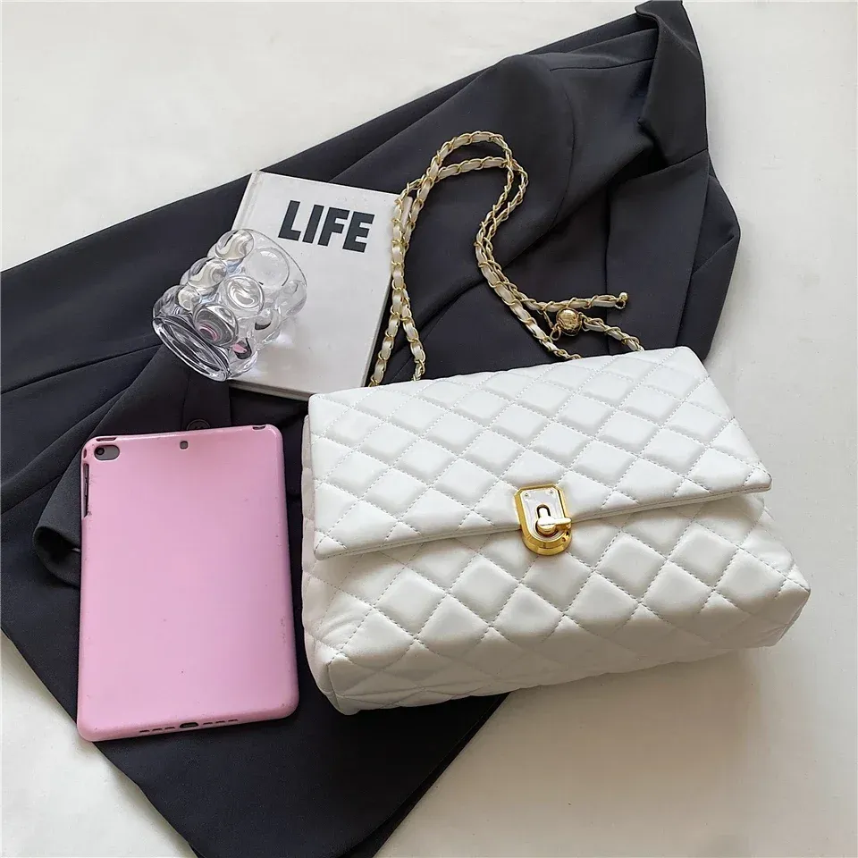 Elegante bolso bandolera acolchado de piel: bolso cruzado de diseño para mujer, con cadena grande, bolso elegante en blanco y negro._voghion.com