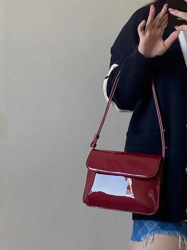Weinrot PU Unterarm 2023 Neue Damen Vintage Lack Leder Glänzende Schnalle Einzelne Schulter Tasche Elegante Crossbody Ba241210_voghion.com