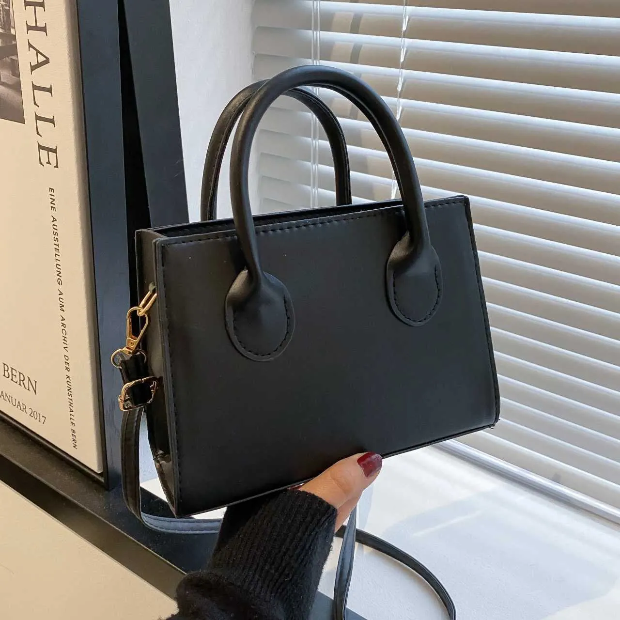 Sac de créateur Minimum petit sac carré noir entièrement assorti avec portefeuille à poignée supérieure, sac à bandoulière de travail classique. Y241118_voghion.com