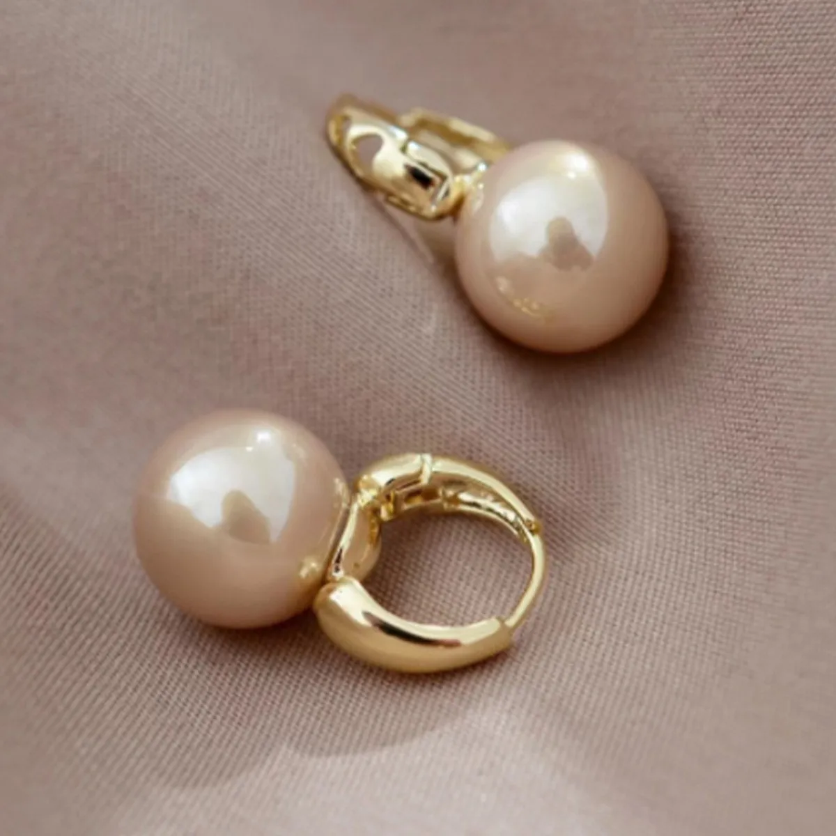 Orecchini a lobo con perle donna eleganti rotondi bianchi rosa_voghion.com