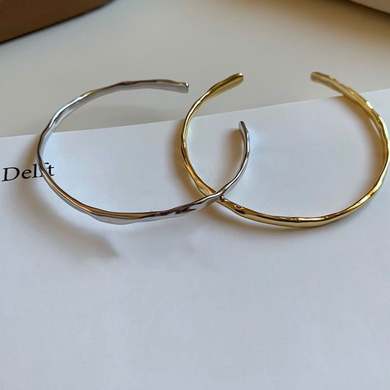 Bracciale Sterg Sier con texture concava irregolare per donna, con elegante rimbalzo di luce fredda e stile piatto_voghion.com