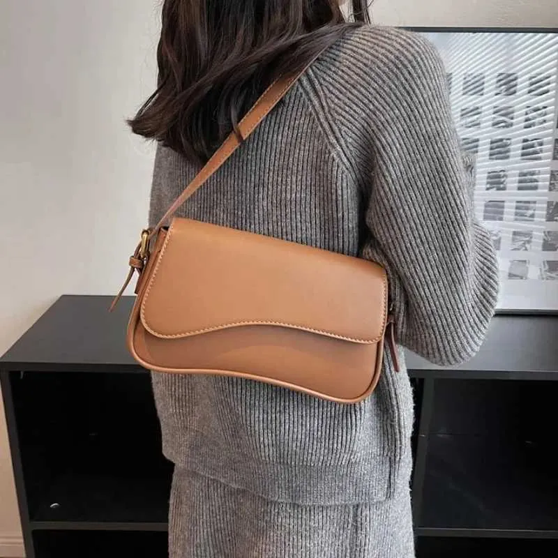 Vintage leather cross body bag suitable for warm 2024 designer Fem small flip cover sole armpit pocket handbag and_voghion.com