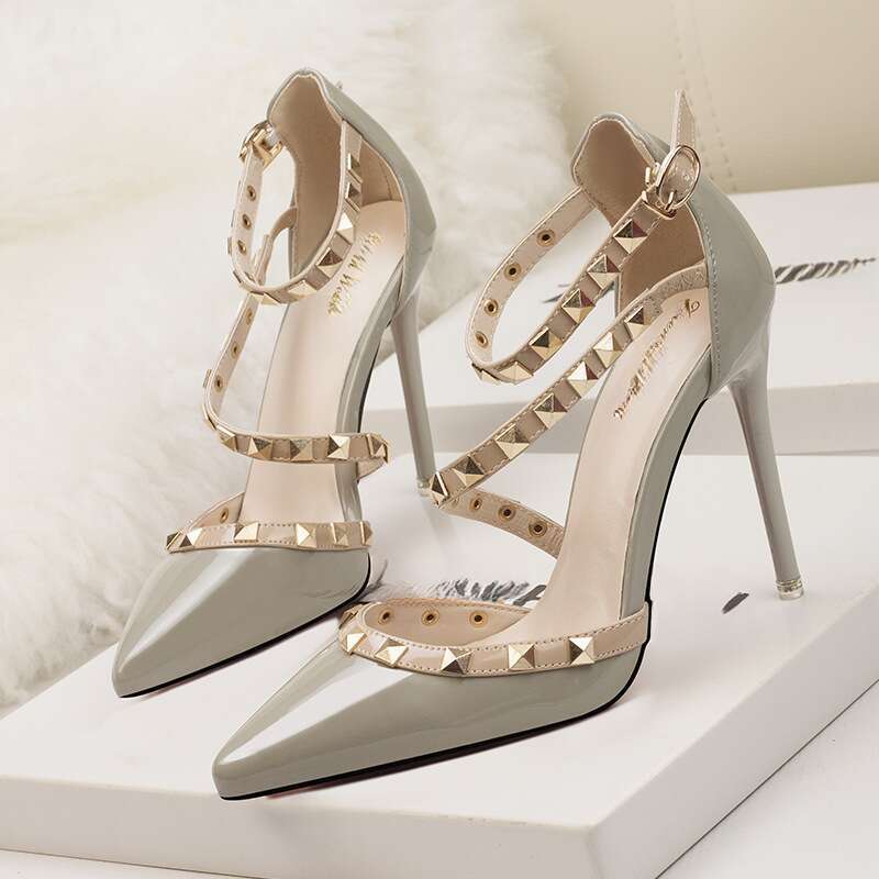 Escarpins simples, sexy et fins, bouche peu profonde, clous pointus, bride creuse_voghion.com