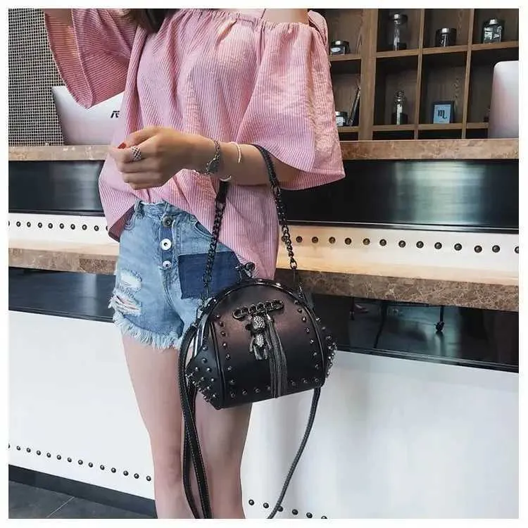 Metallfransen Dia Frauen Schulter Trend Stilvolle Chic Cartoon Anhänger Umhängetasche PU Leder Kette Weibliche Handba241216_voghion.com
