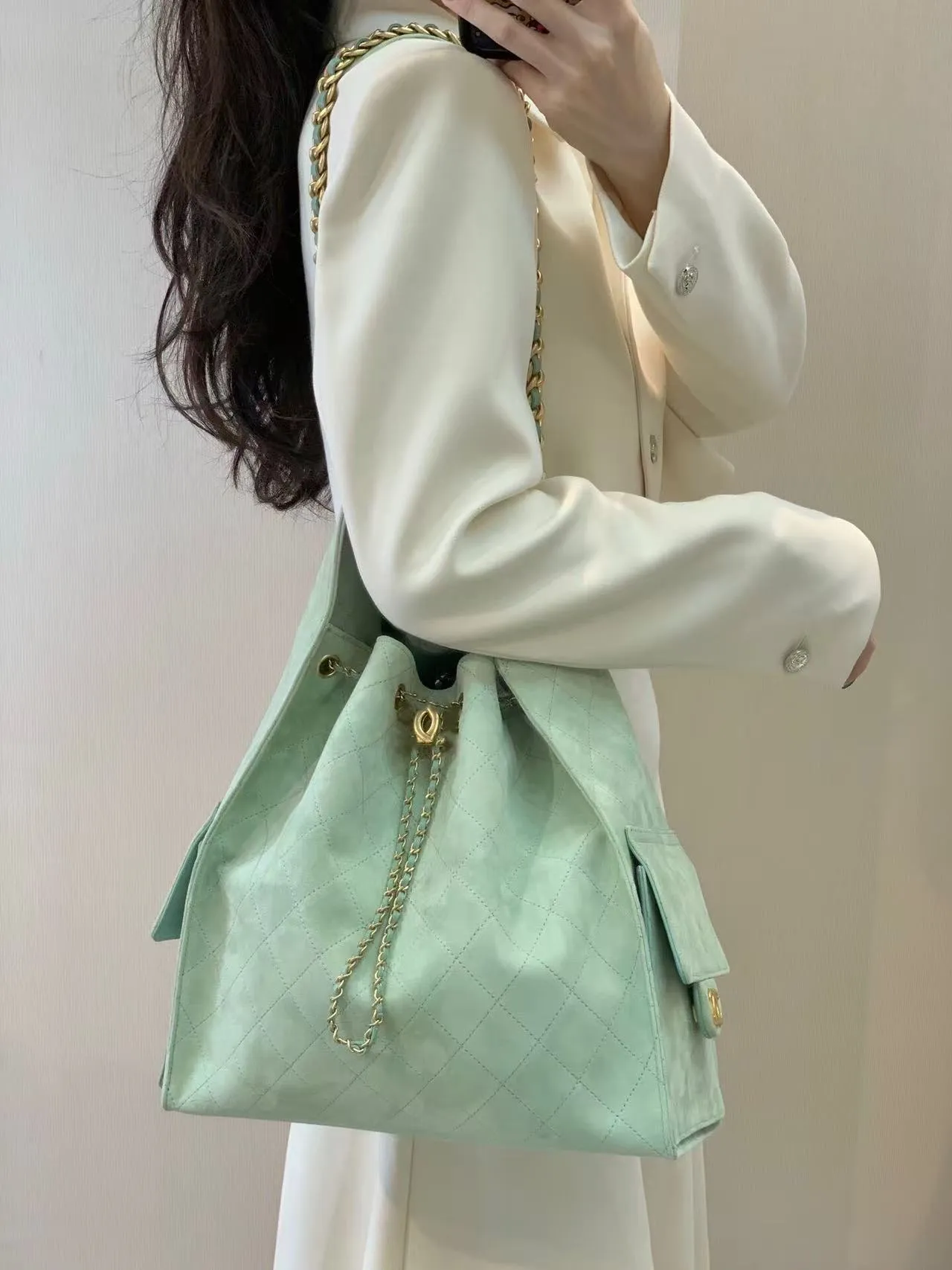 Bolsa Hobo de Designer com Acabamento Premium em Camurça Sintética, Múltiplos Bolsos, Alça de Ombro e Transversal, Ideal para Compras na Moda_voghion.com