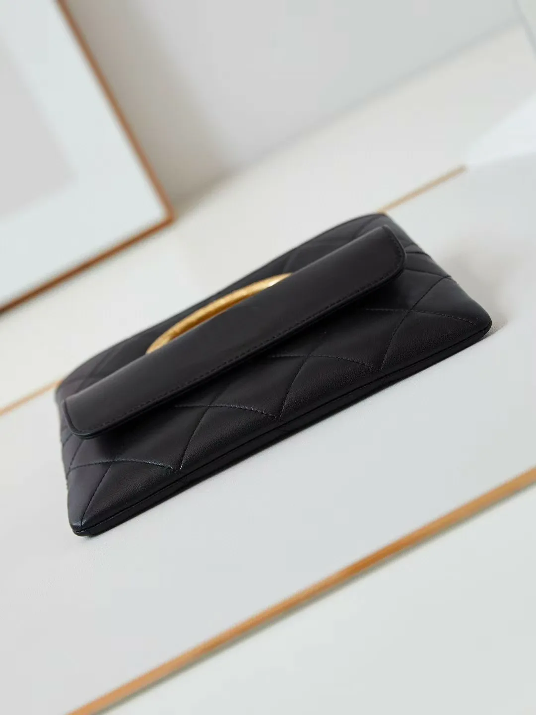 Pochette en cuir noir avec motif Dia, poignée ovale et bandoulière chaîne dorée - Sac de soirée_voghion.com