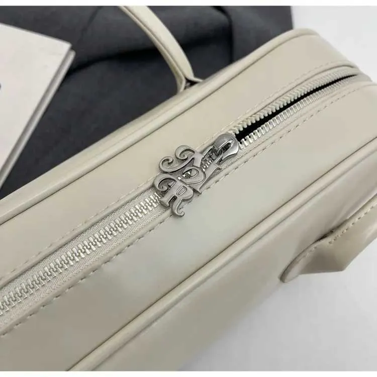 Sac à aisselles en bâton français de grande capacité, version coréenne, tendance féminine, Xiaohongshu, même style, bandoulière simple, porté à la main_voghion.com