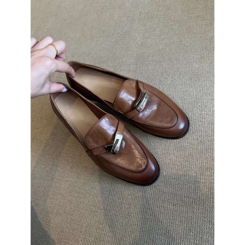 2024 Women's Round Toe Flat Loafers With Leather Upper And Metal Buckle Embellishment._voghion.com