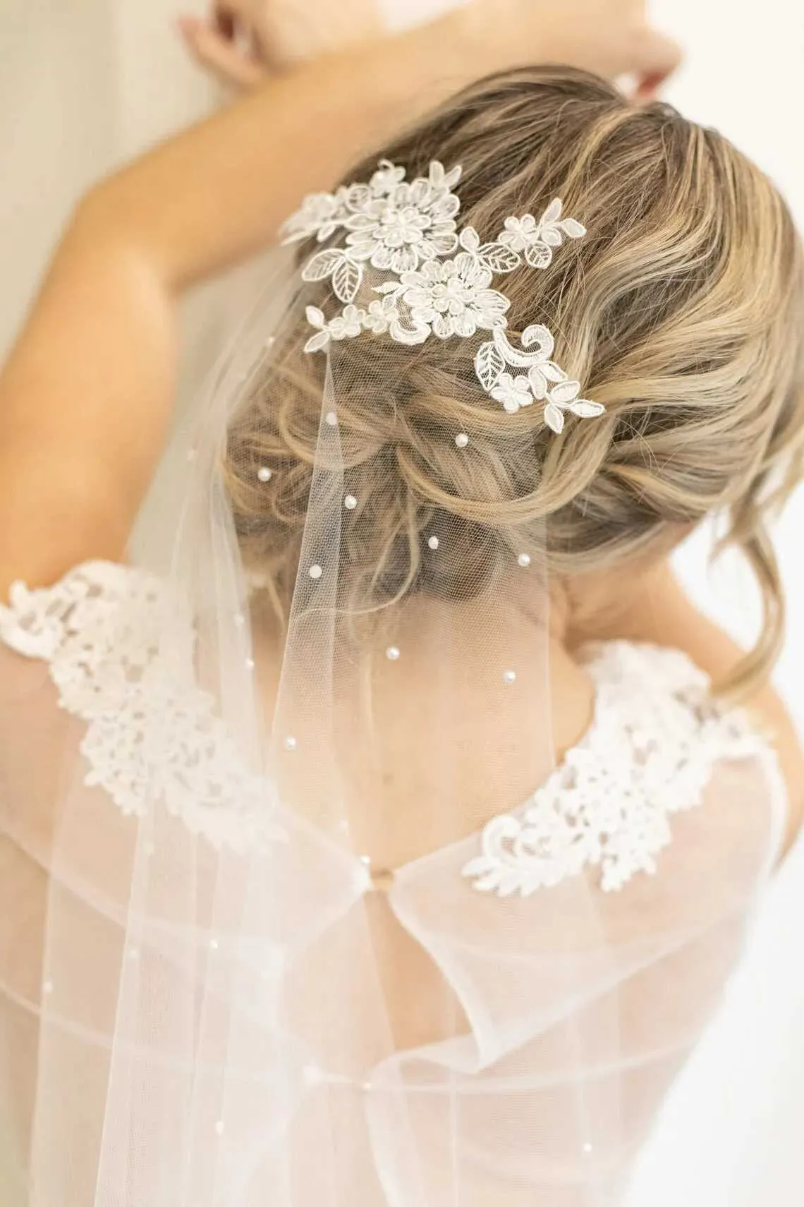 Velo da sposa con applicazioni in pizzo gioiello Hai con perle 2022 Nuovo copricapo in tulle tagliato Eage Bide Accessori Bidal_voghion.com