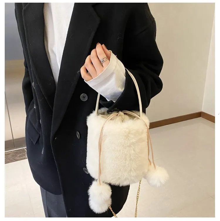Sac à main en peluche avec cordon de serrage et boule de laine antivol, sac à bandoulière à une épaule, sac seau à la mode pour femmes 240820_voghion.com
