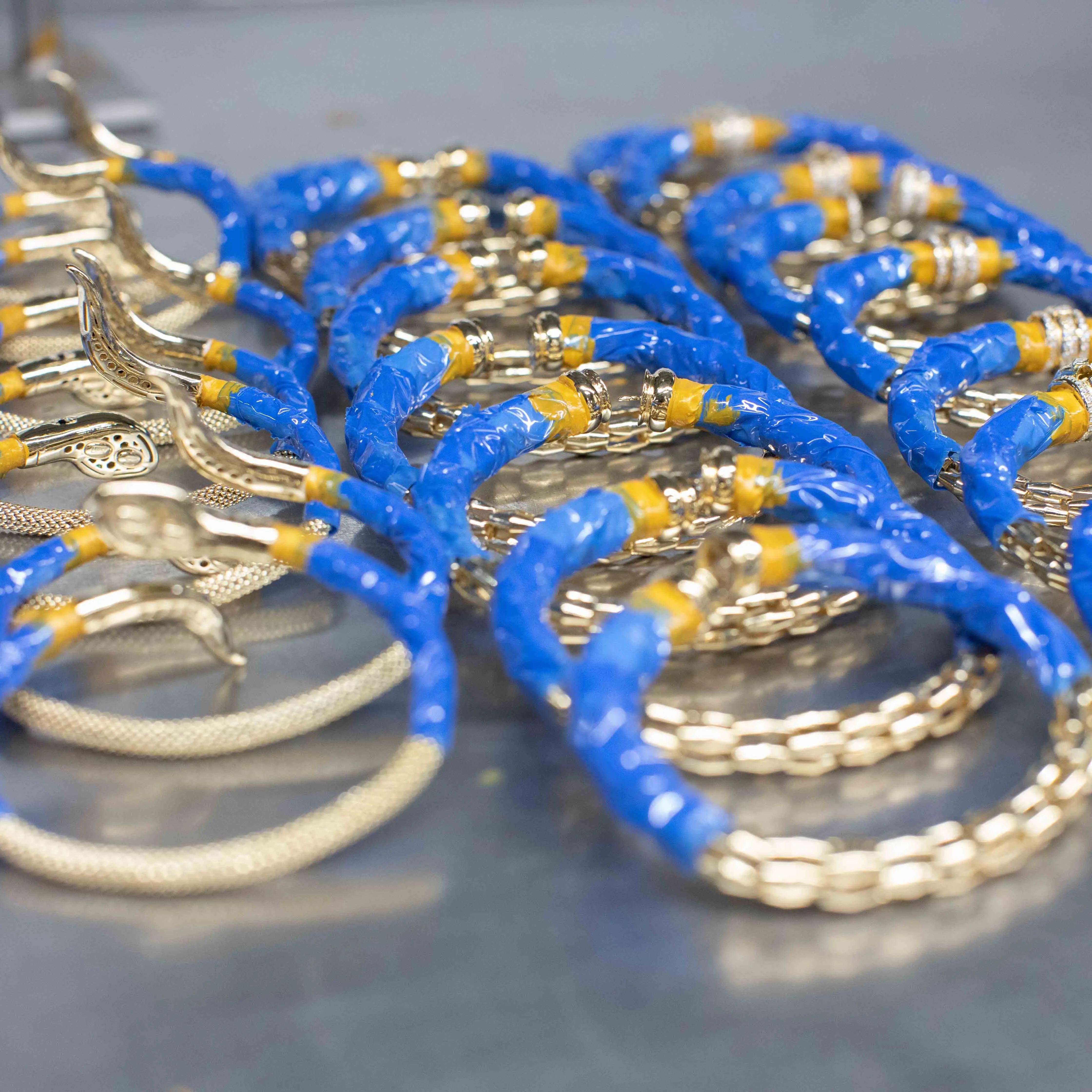 Modeschmuck Made in Italy, Armreif mit Kabelschlauch, Geschenk für Frau, Schmuckstück, weiß rhodiniert_voghion.com