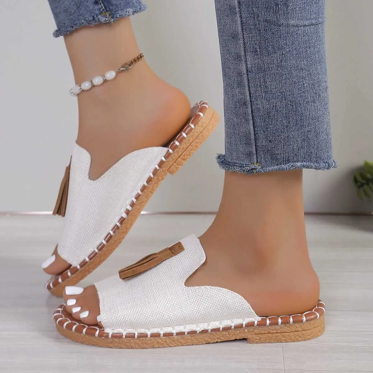 Zapatillas de playa para mujer, informales, para vacaciones, verano 2024, nuevas, a la moda, con flecos, para exteriores, zapatos planos, sandalias de punta abierta, atos De Mujer QH_voghion.com
