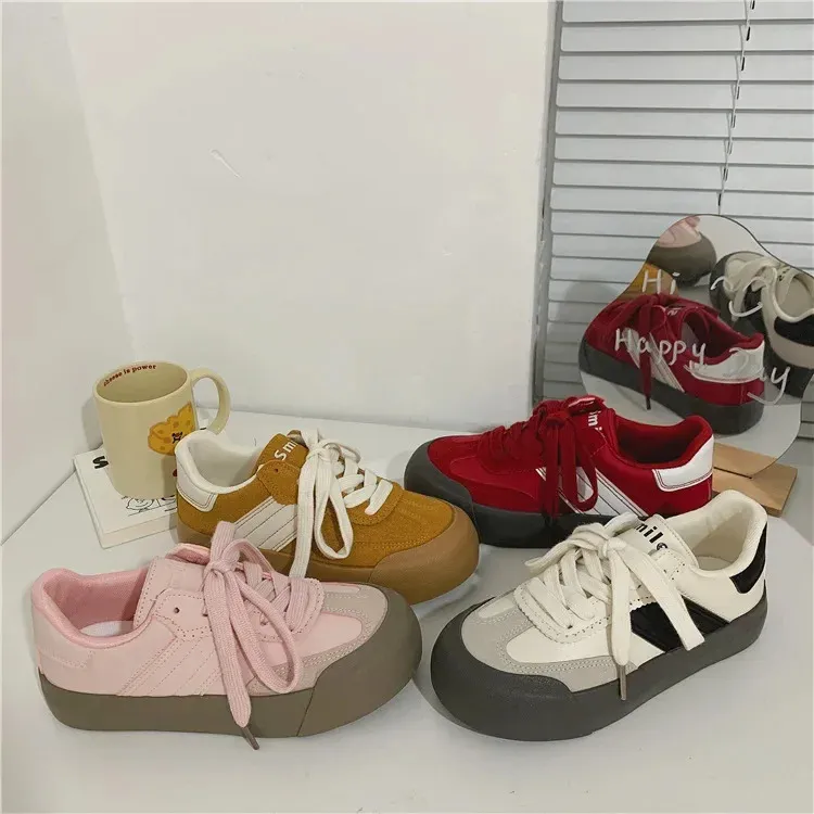 Women's Casual Sneakers Vintage Versatile Flat Shoes Black White_voghion.com