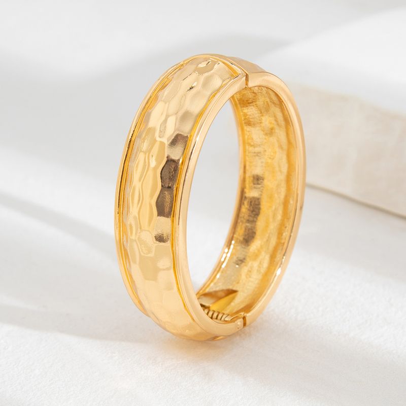 Muodikas geometrinen ympyrä yksinkertaisella vasarakuvioisella metalliseosrannekorulla_voghion.com