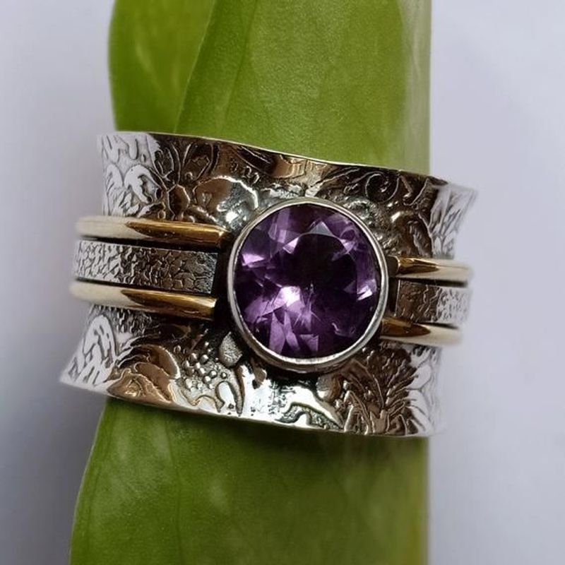 Schlichter, eleganter violetter Ring mit antikem Goldmuster_voghion.com