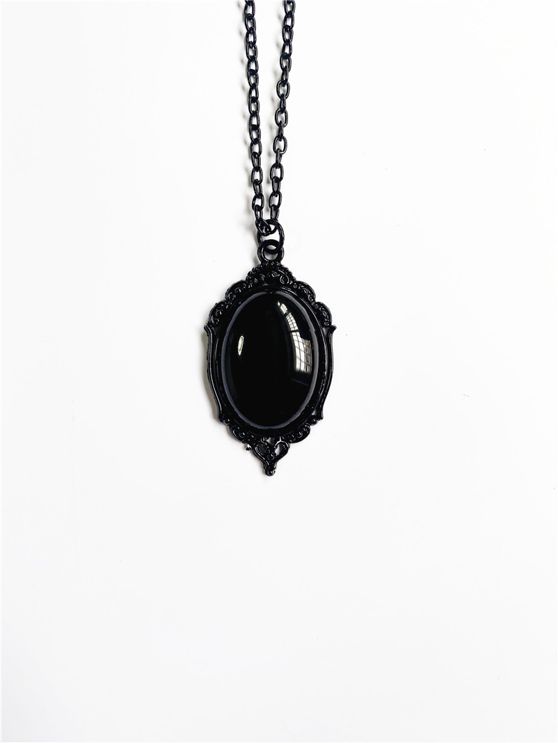 Colliers Collier vintage en cristal de quartz rouge et noir_voghion.com