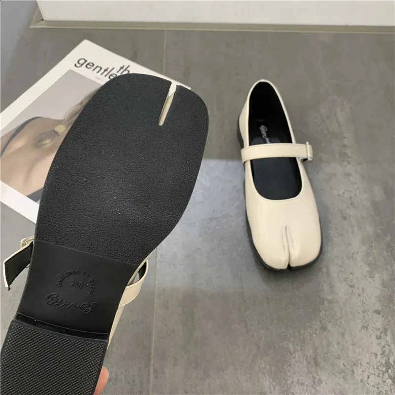 Novelty Split Toe Mary Jane Flat Shoes For Women In Leather_voghion.com
