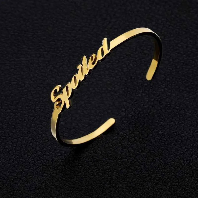Charm Cusized Typenschild Namensarmbänder für Frauen Personalisierte Edelstahl Manschettenarmbänder Cus Schmuck Geschenk Bijoux Femme_voghion.com