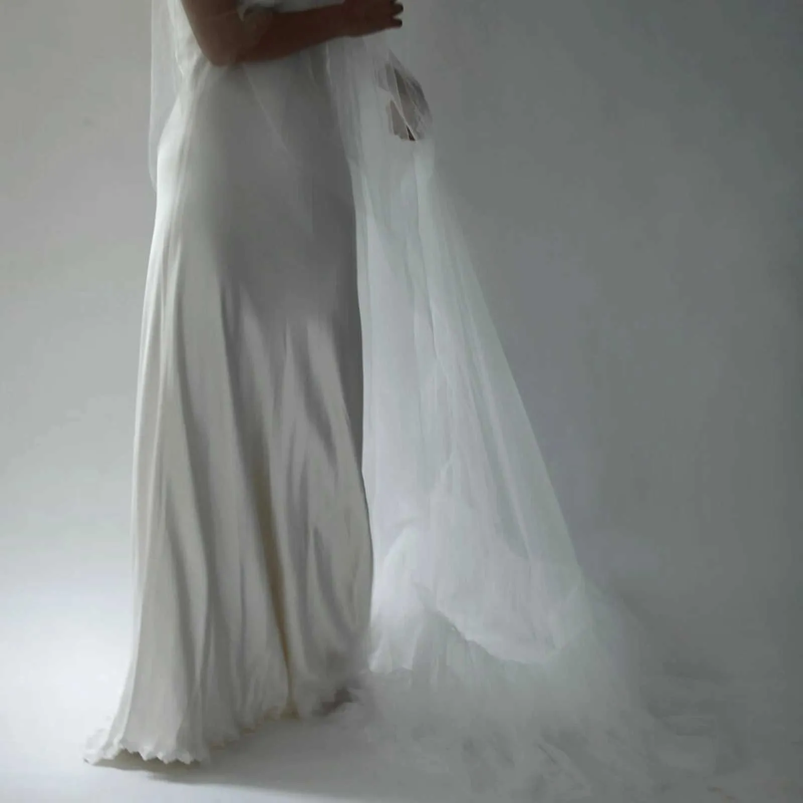 Long Cathedral Bridal Veil With Comb Pleated Romantic Wedding_voghion.com