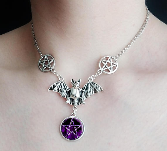 Collane Moda Gotico Pipistrello Volante con Collana Pendente Pentagramma in Vetro Viola_voghion.com