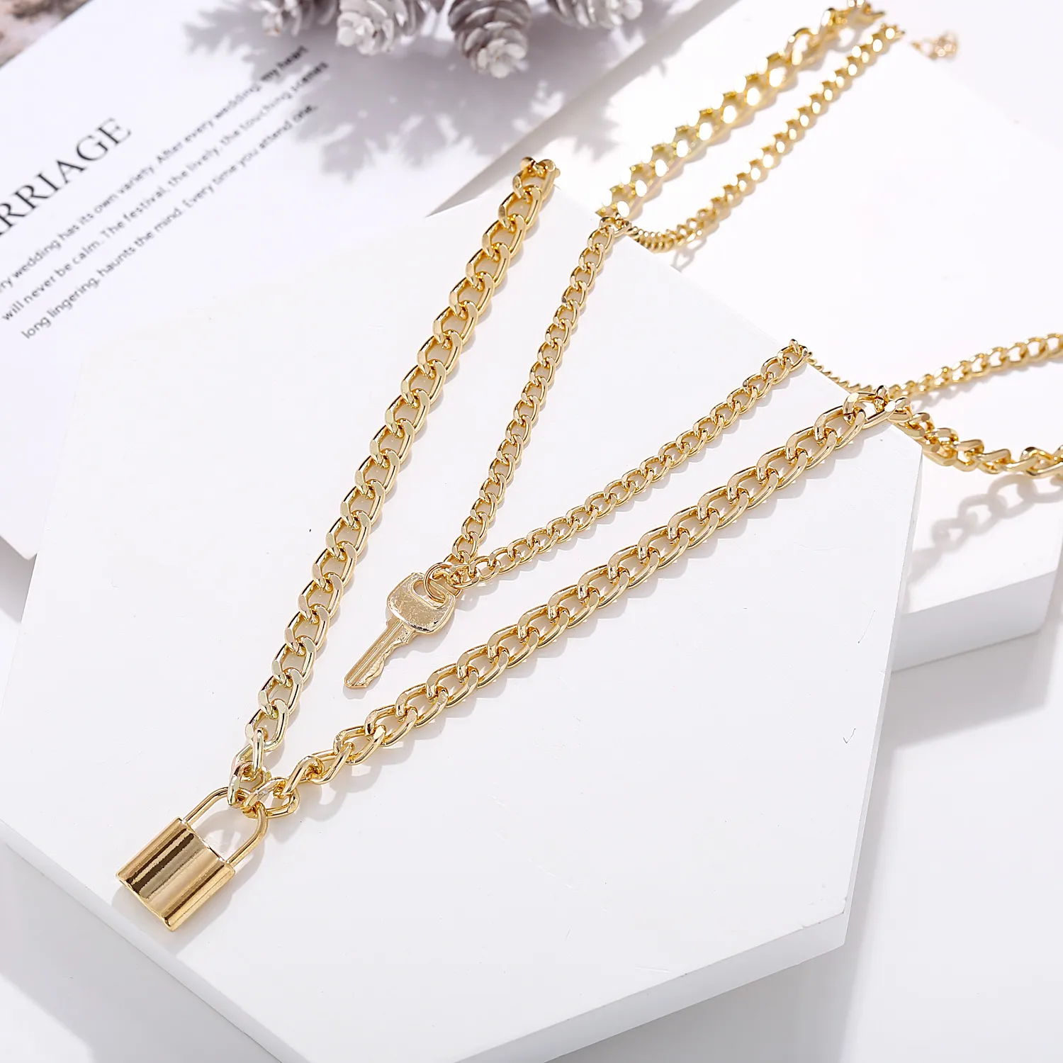 Collane con ciondolo 2023 Collana con lucchetto a chiave alla moda per donne Collane con lucchetto a catena a doppio strato color oro gotico_voghion.com
