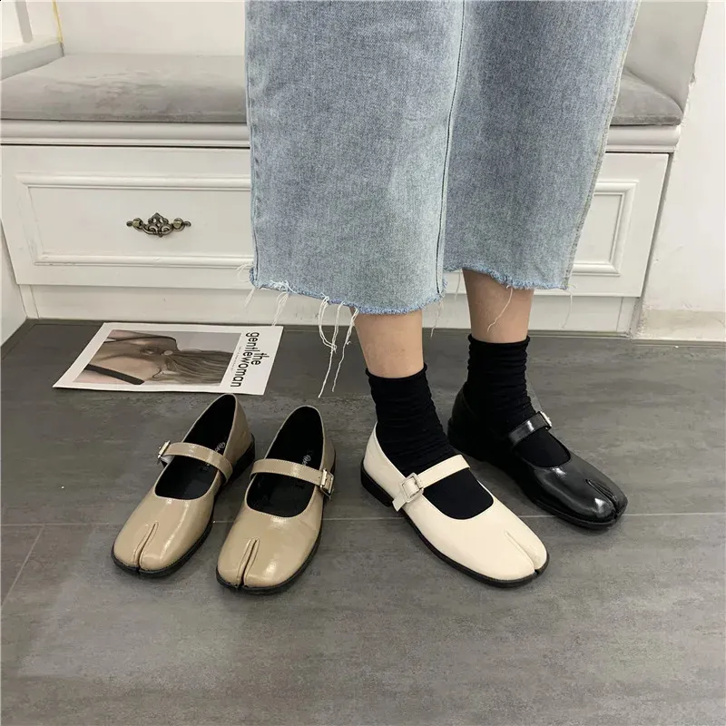 Novelty Split Toe Mary Jane Flat Shoes For Women In Leather_voghion.com