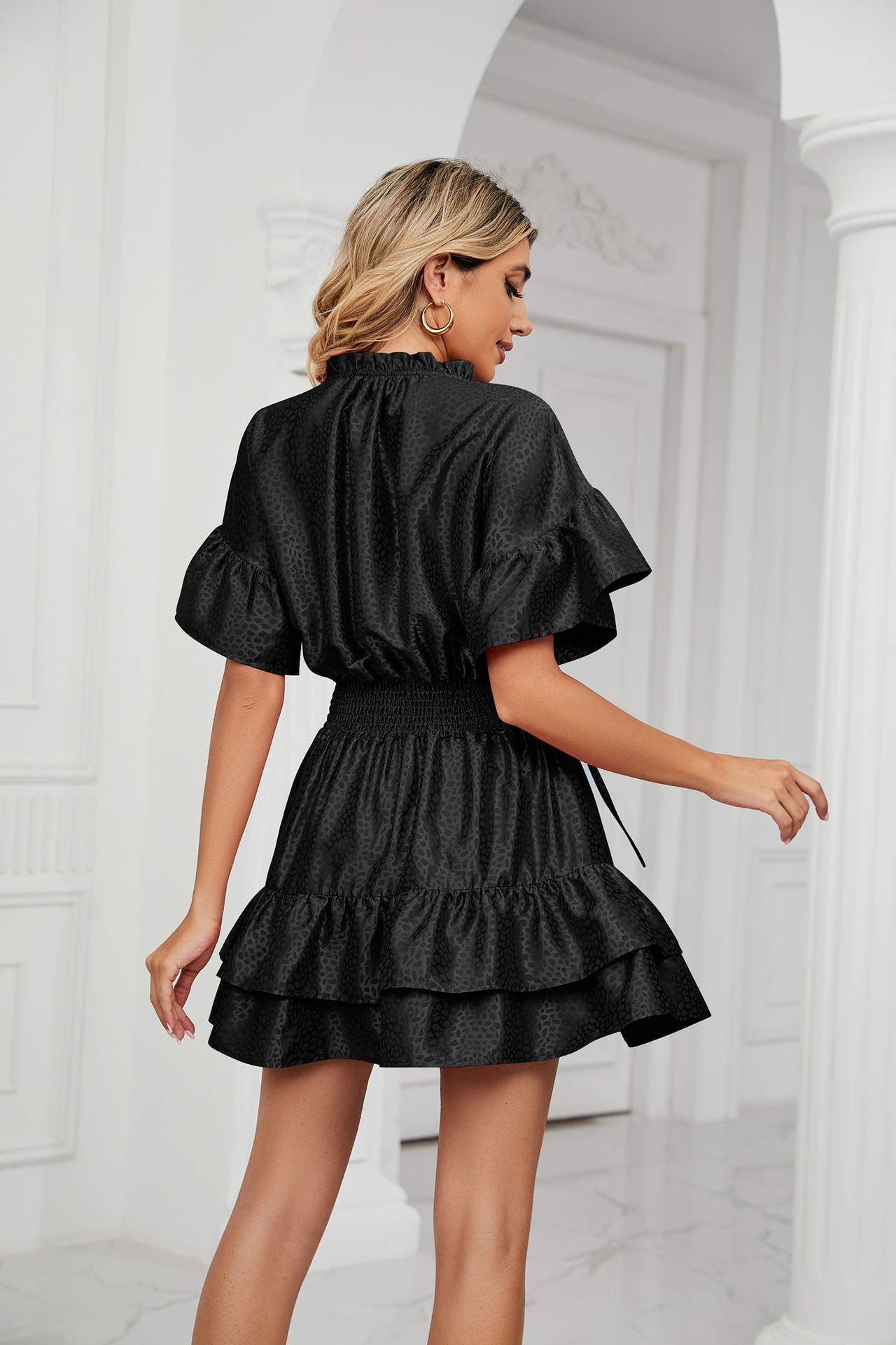 Damenkleid aus Satin mit fester Taille, lockerem V-Ausschnitt und Rüschen_voghion.com