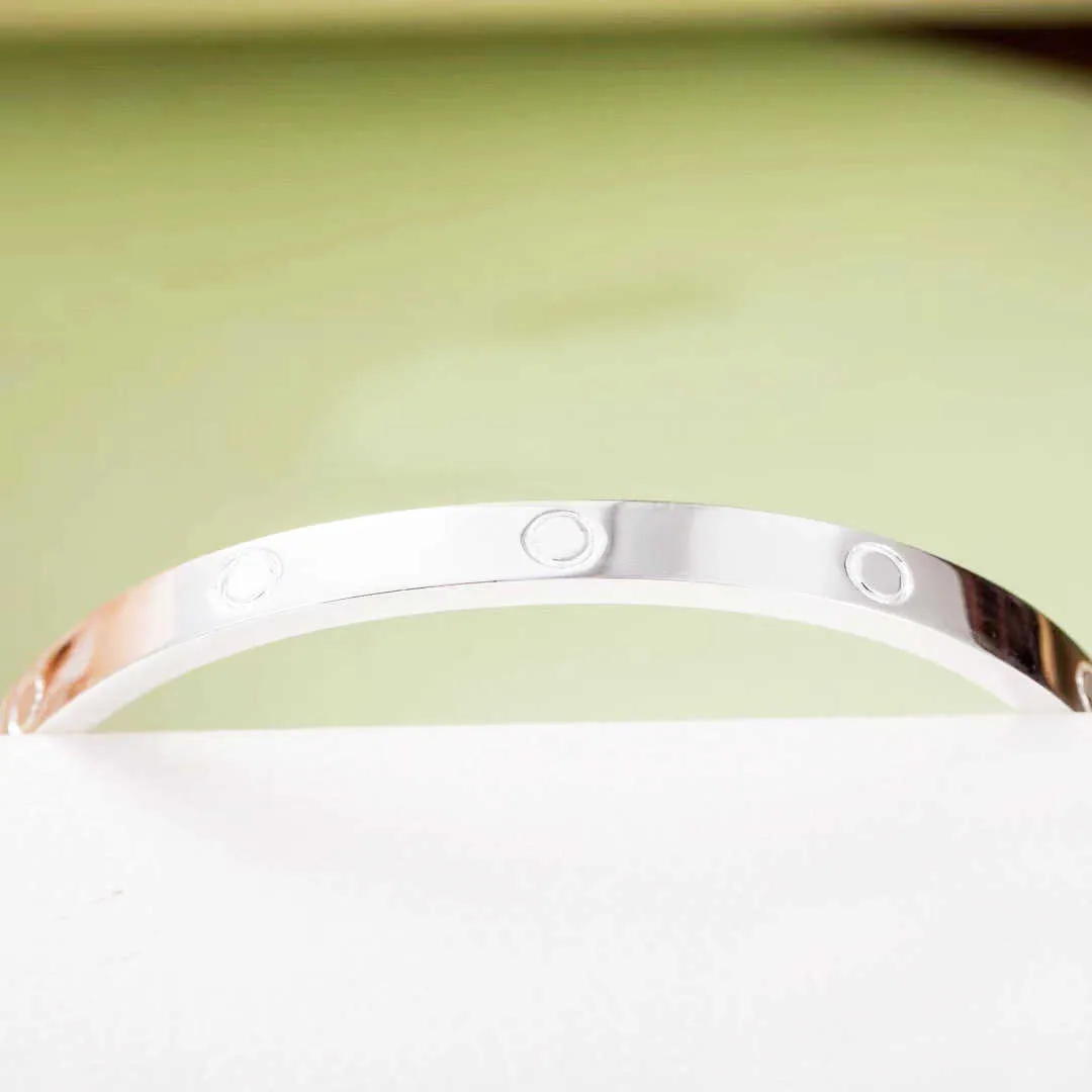 armband för kvinnor gör av titan stålpläterade roséguld sier armband 4 mm bredd inlagda diamant dam armband designe_voghion.com