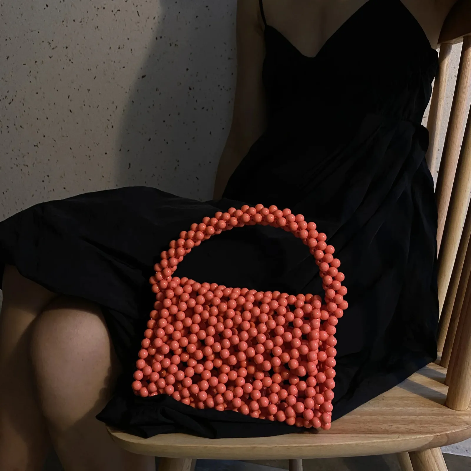 Borsa a mano con perline traforate a mano, forma triangolare, da donna, con perline acriliche colorate, per la sera, per feste e cene, 240907_voghion.com