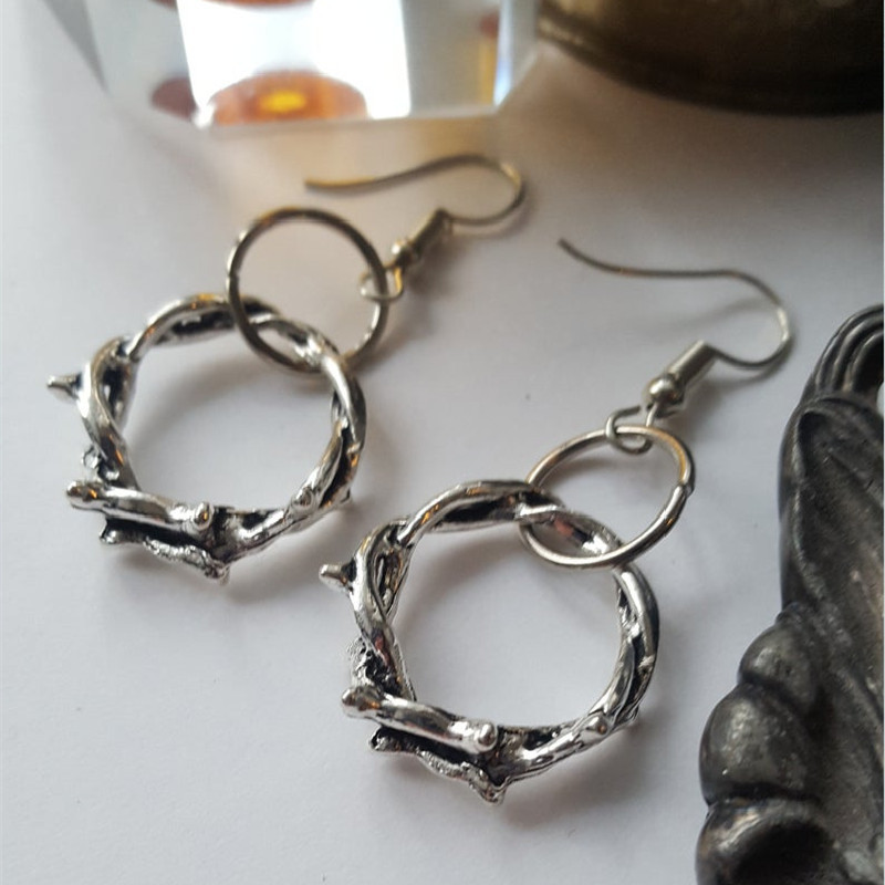 Orecchini Orecchini alla moda con rose di spine gotiche_voghion.com