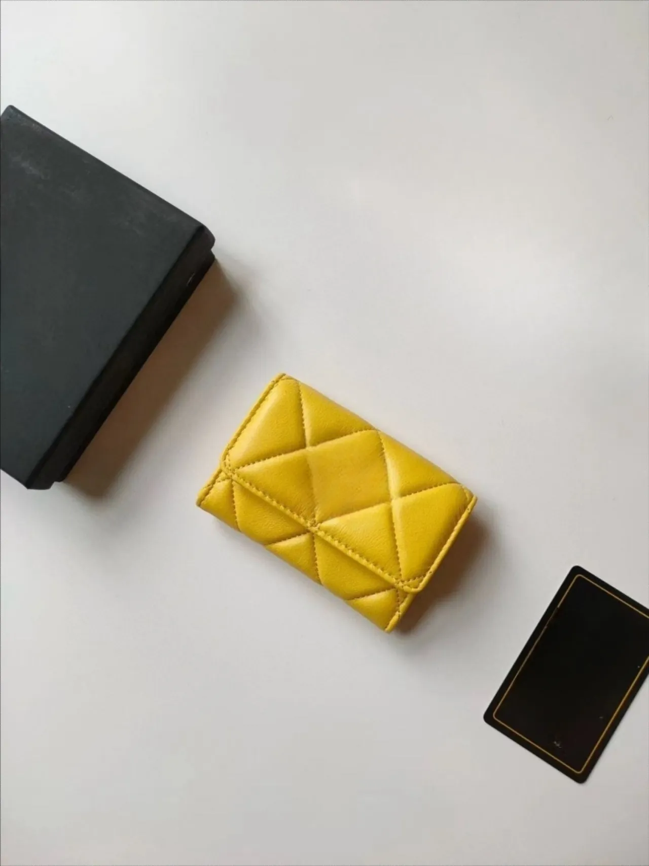 Porte-cartes design pour femme en cuir d'agneau matelassé - Portefeuille compact pour femme avec détails vintage_voghion.com