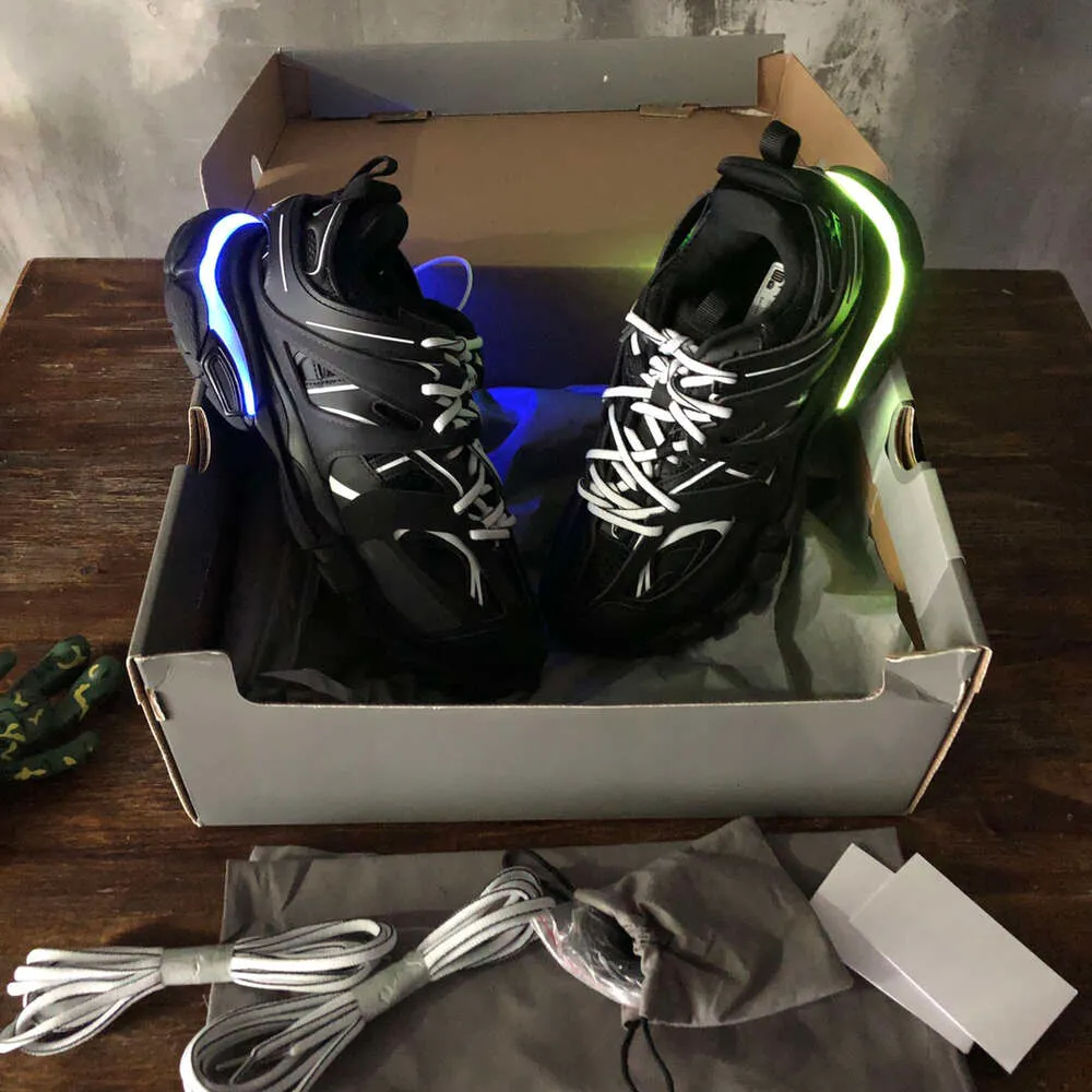Dames en heren designer casual schoenen met LED-verlichting, lichtgrijs, blauw, gomma leer, zwart, roze, trainer, nylon met print._voghion.com