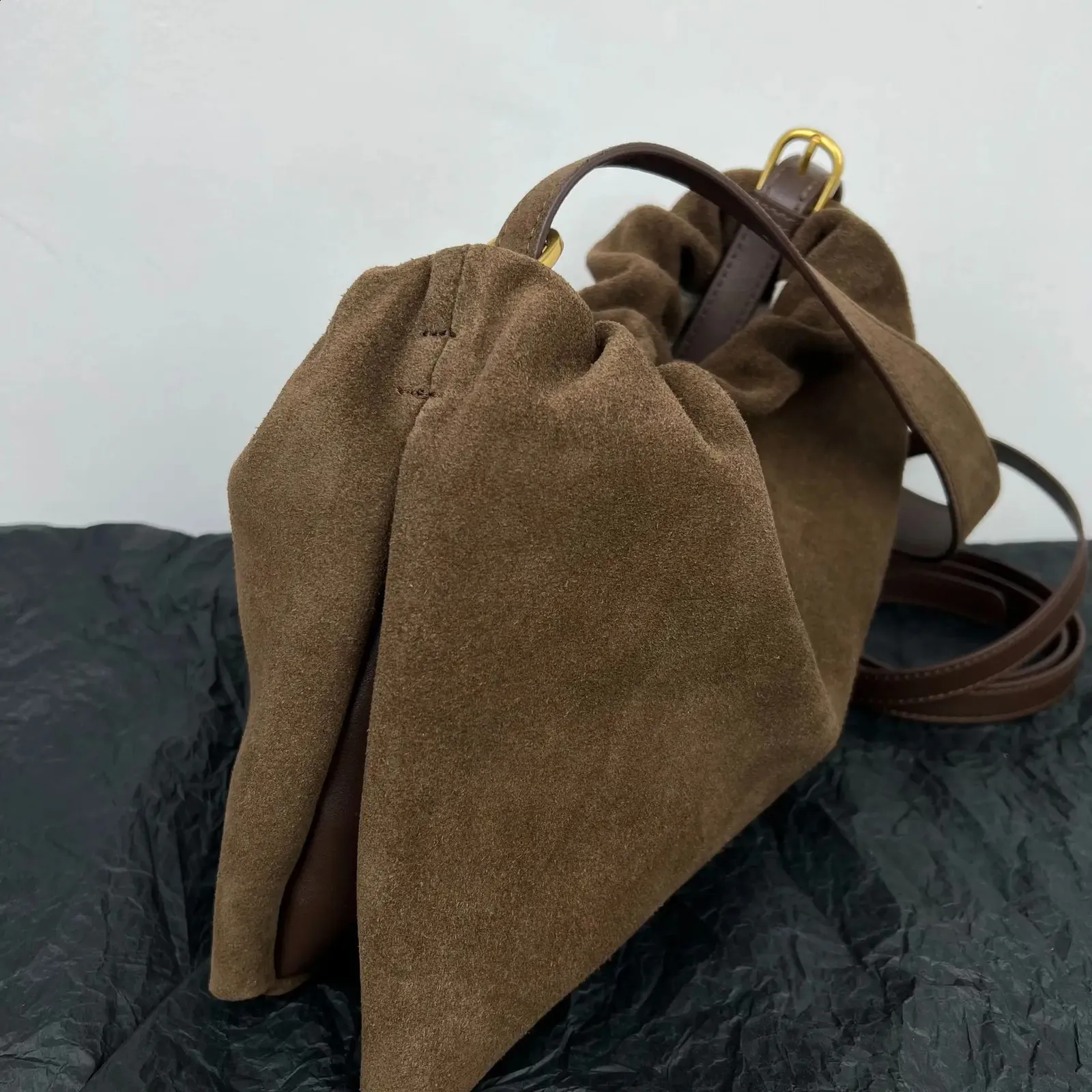 Borsa a spalla e borsa a mano in camoscio da donna con due cinghie_voghion.com