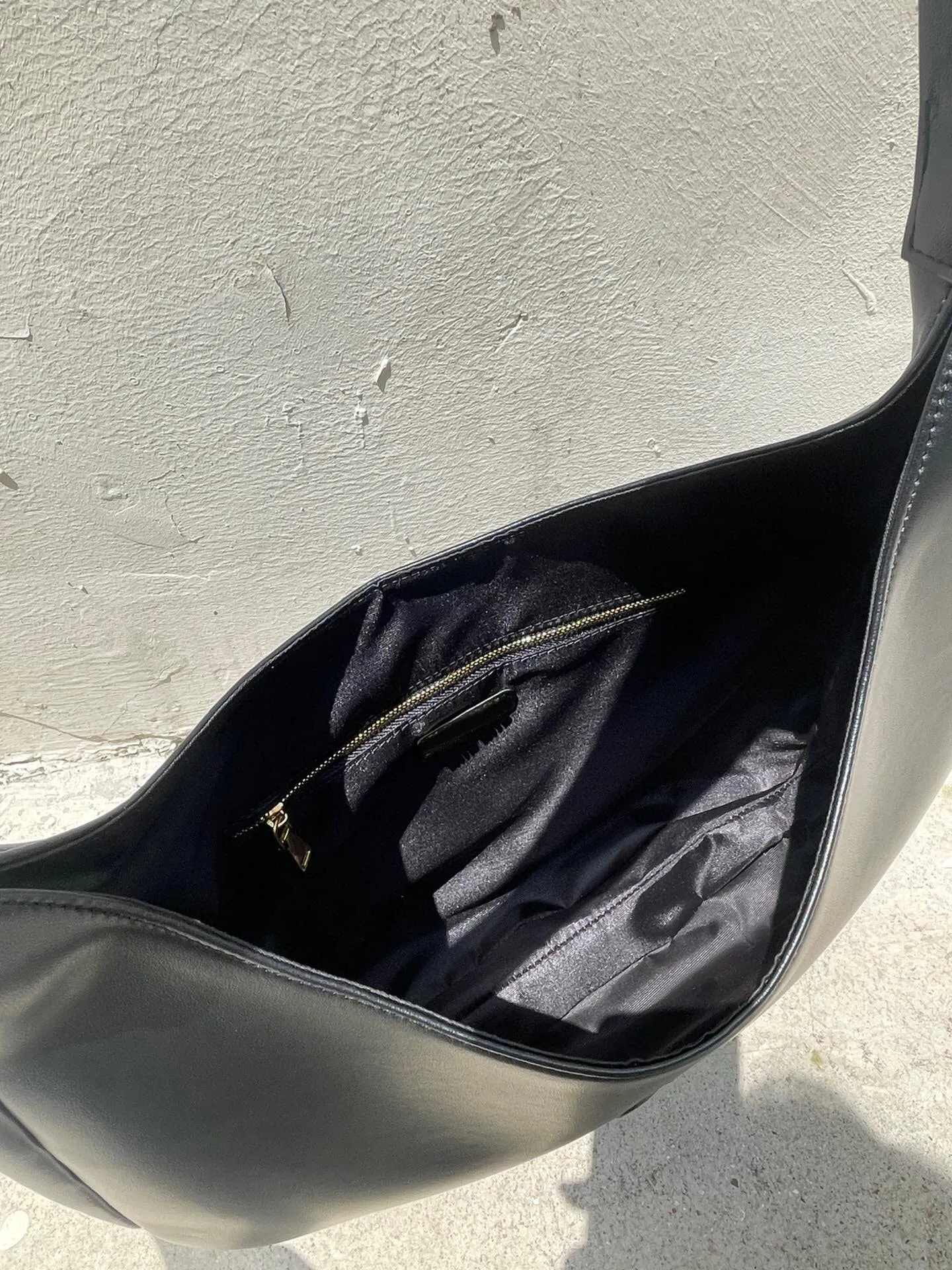 Borsa a tracolla leggera, morbida, delicata, rotonda, curva solitaria, grande e capiente, in pelle di vitello 2024_voghion.com