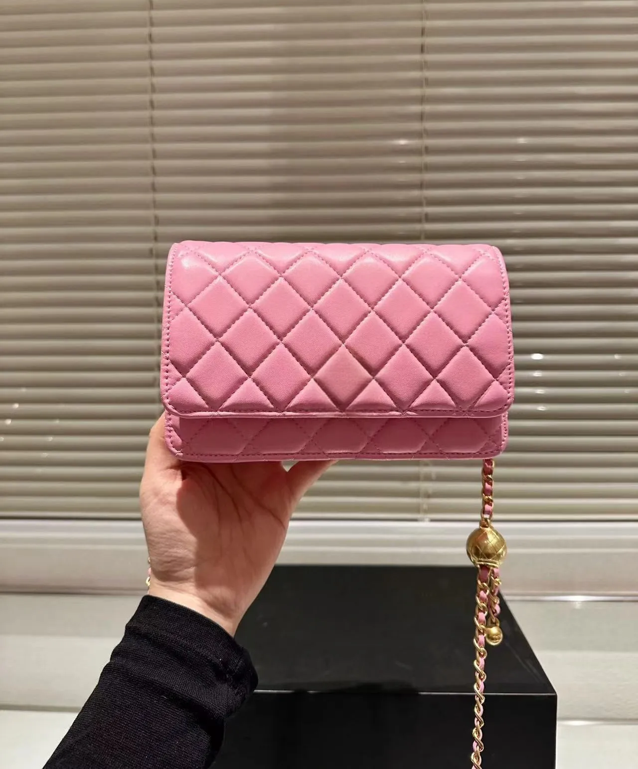 Borse trapuntate: Mini borsa a patta da donna con tracolla a catena regolabile - Borsa a tracolla in pelle liscia o pochette, ideale_voghion.com