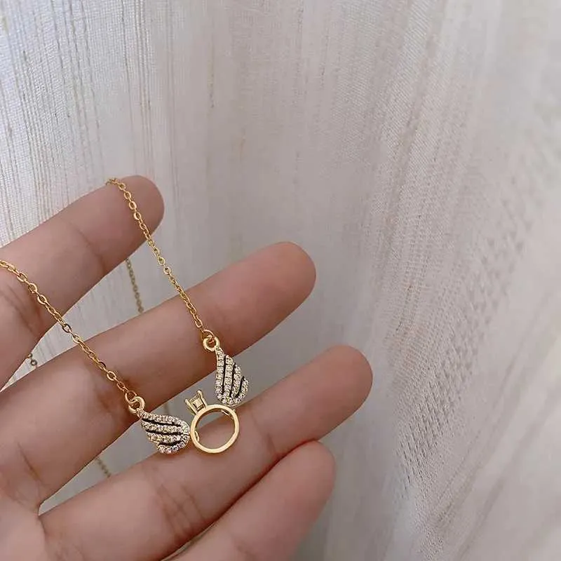 Collana con pendente ali d'angelo da donna gioiello moda elegante_voghion.com
