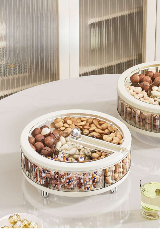 Un salon séché oublié pour la maison, une table à thé, une boîte à bonbons scellée, un rangement pour collations, des graines de melon, des noix et des cloisons_voghion.com
