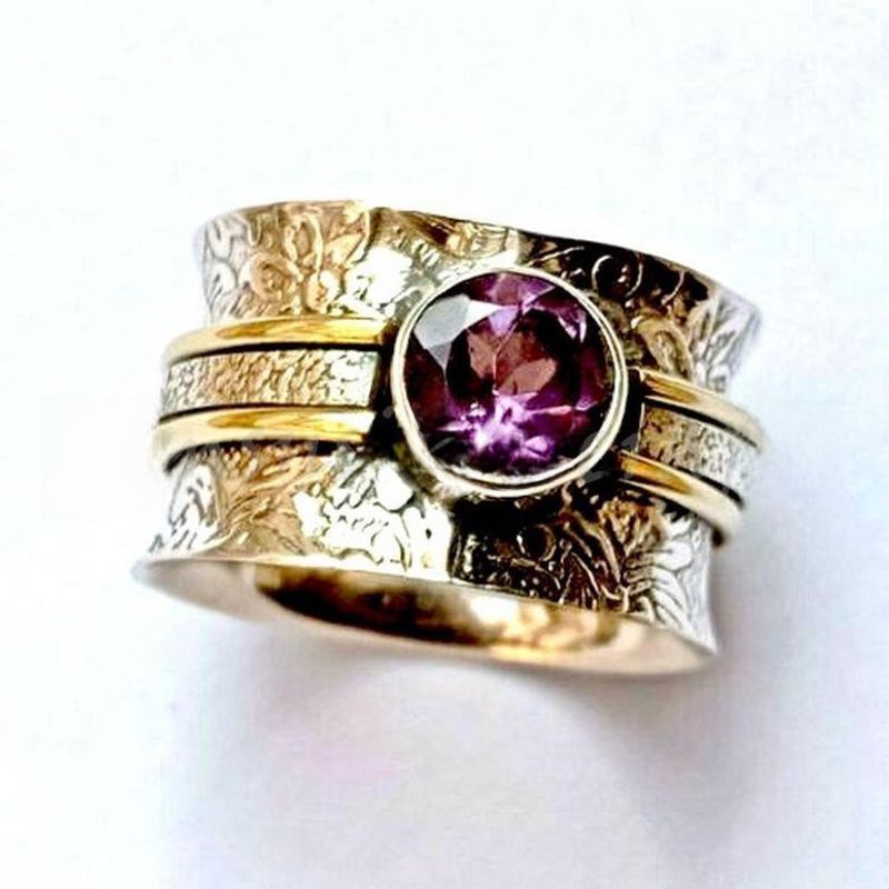 Schlichter, eleganter violetter Ring mit antikem Goldmuster_voghion.com