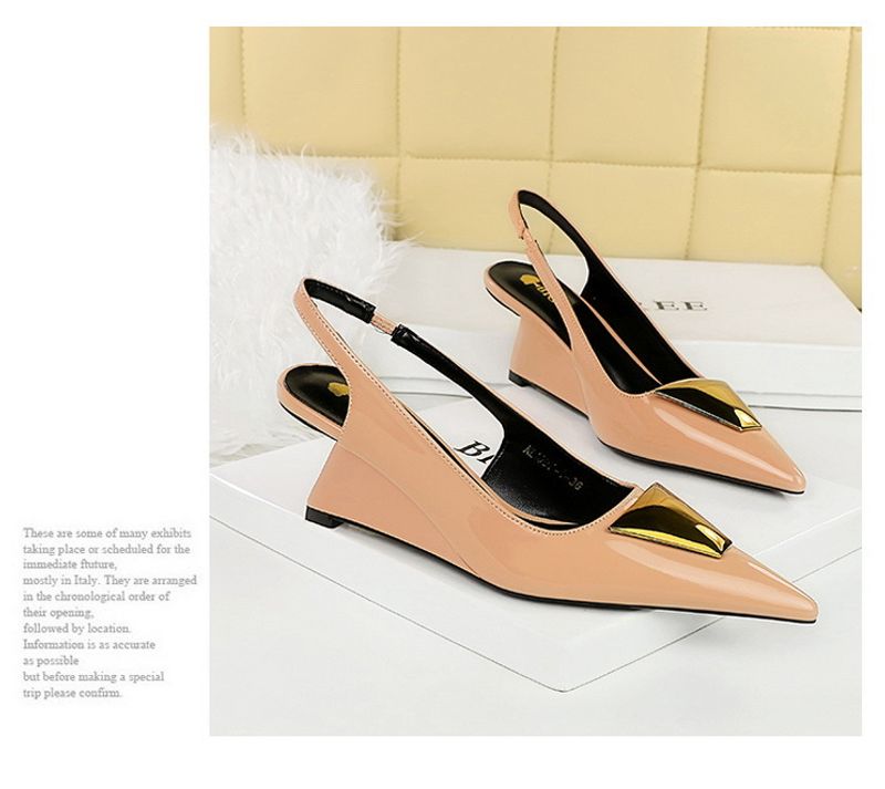 Scarpe da donna in stile 1097-K55 con tacco alto e slingback, cinturino posteriore traforato in vernice, punta bassa e appuntita_voghion.com