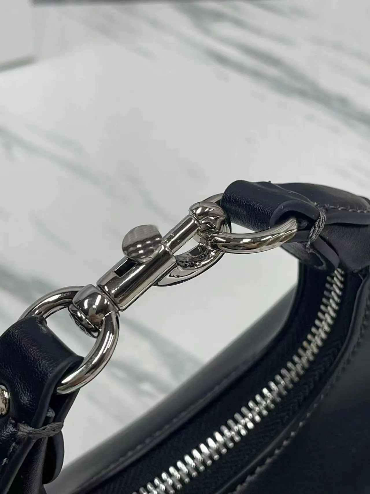Borse Hobo - Elegante borsa a spalla a mezzaluna con finiture in argento, chiusura con cerniera a mezzaluna, tracolla lunga, in pregiata pelle_voghion.com