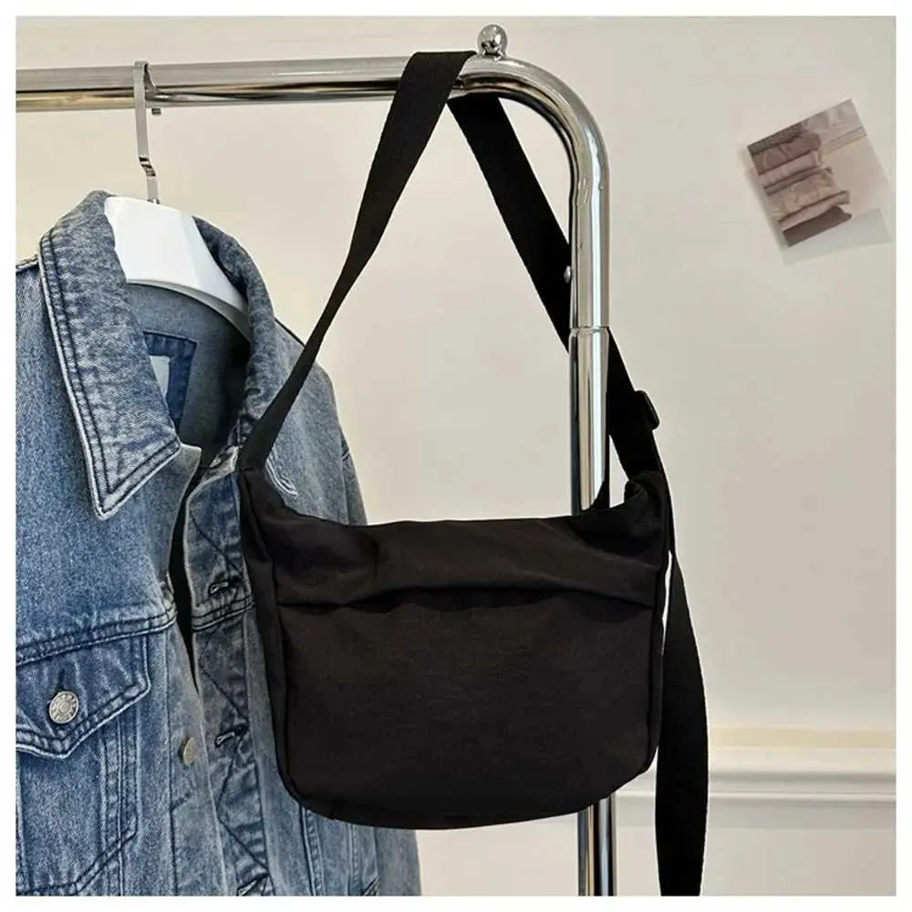 Simple Large Capacity Shoulder Messenger Crossbody Bag For Women_voghion.com