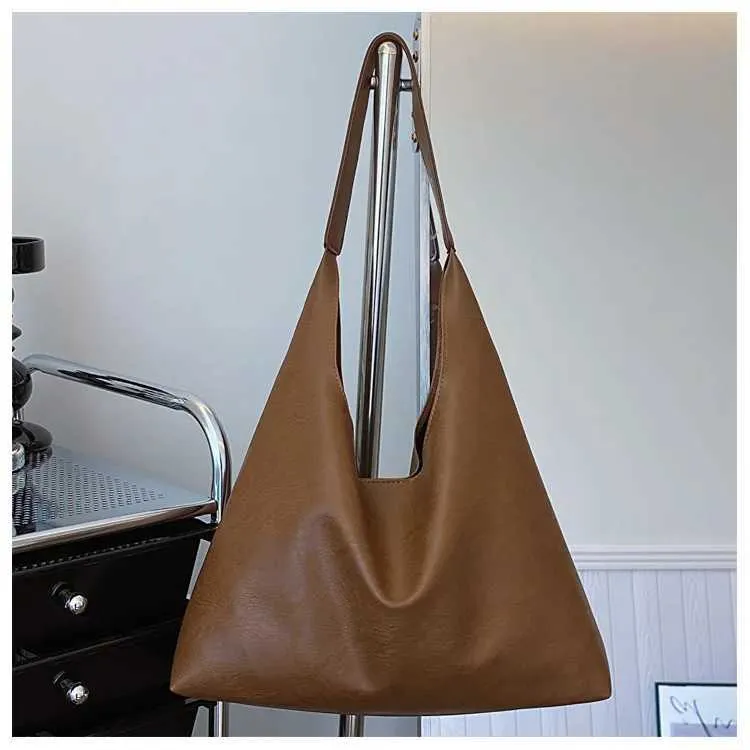 Lightweight PU soft leather large capacity womens shoulder lower arm buckle casual style makeup bag Y241123_voghion.com