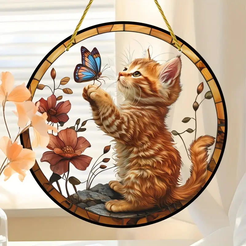 Captor de soare jucăuș cu pisicuță și fluture - artă acrilică vibrantă de 20 cm. Decor fantezist pentru ferestrele din grădină sau cadoul prețuit al iubitorilor de animale._voghion.com