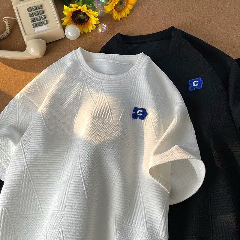 Vêtements pour hommes 2024 Nouveau T-shirt à manches courtes texturé High Street Sense Design de mode pour hommes Niche T-shirt d'été pour hommes Vêtements grande taille