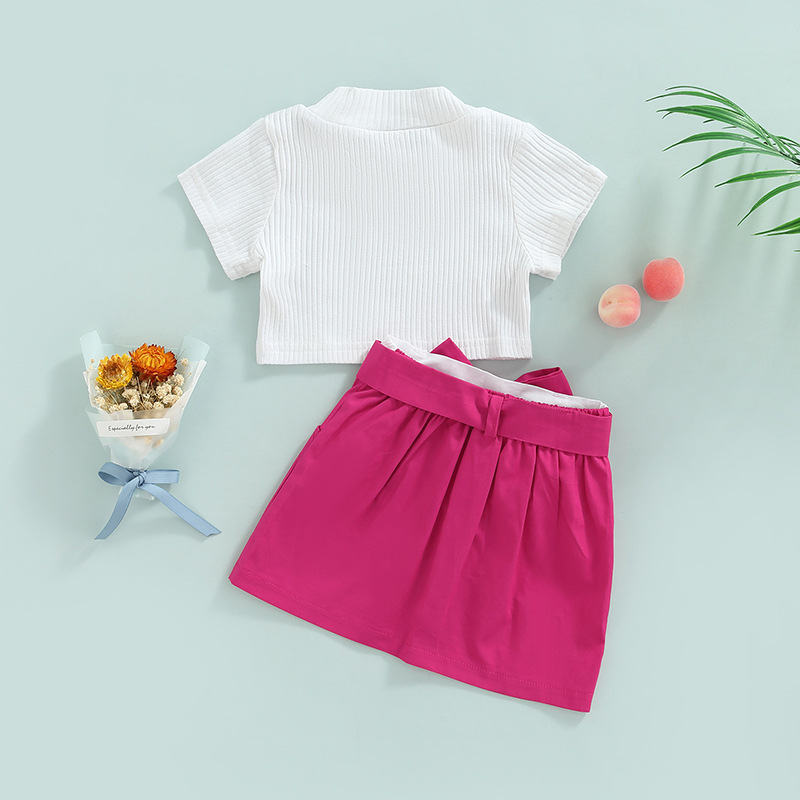 Le ragazze Mother&Kids indossano un tailleur gonna color patchwork in t-shirt tinta unita in stile casual_voghion.com