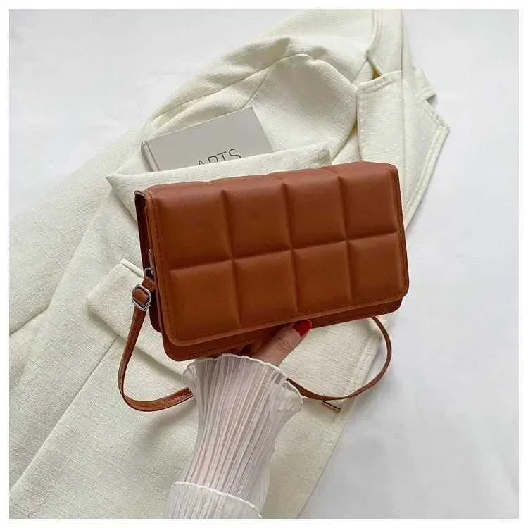 Qiuxin 2024 Fem Literatur Einzelschuh Ethnisches Design Umhängetasche Trend Warm Bao Bolsos Y241106_voghion.com